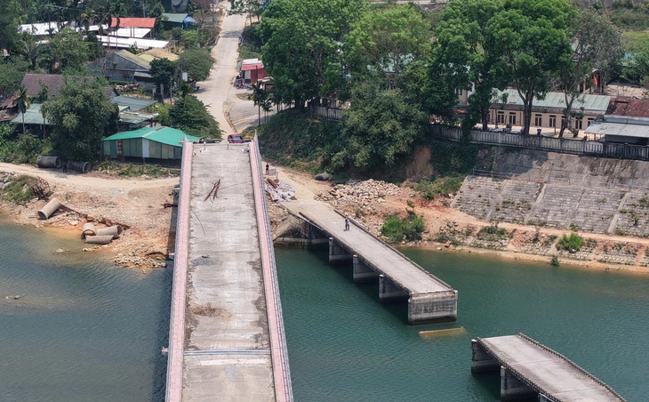 Cầu 79 tỉ xây xong 'để ngắm' vì chưa có đường dẫn, còn dân phải đi vòng - Ảnh 4.