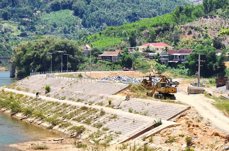 Cầu 79 tỉ xây xong 'để ngắm' vì chưa có đường dẫn, còn dân phải đi vòng - Ảnh 7.