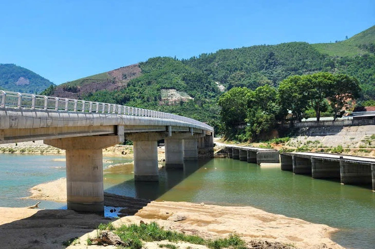 Cầu 79 tỉ xây xong 'để ngắm' vì chưa có đường dẫn, còn dân phải đi vòng - Ảnh 6.