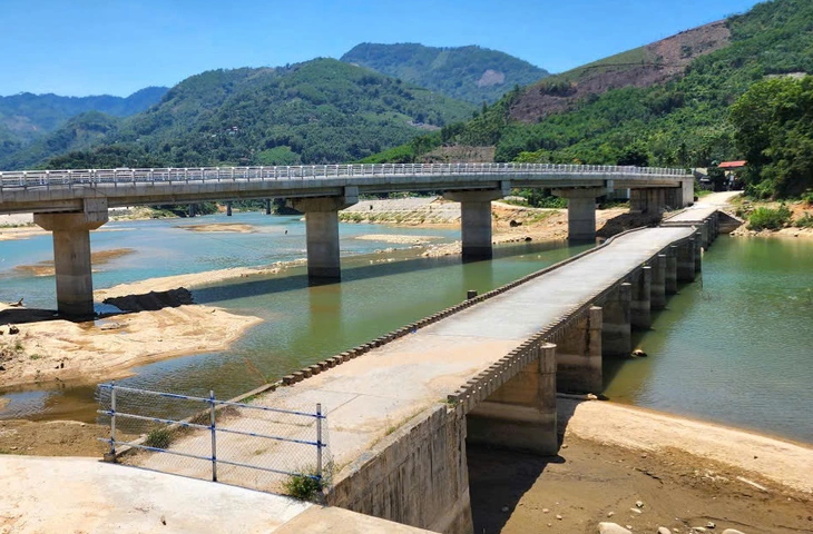 Cầu 79 tỉ xây xong 'để ngắm' vì chưa có đường dẫn, còn dân phải đi vòng - Ảnh 5.