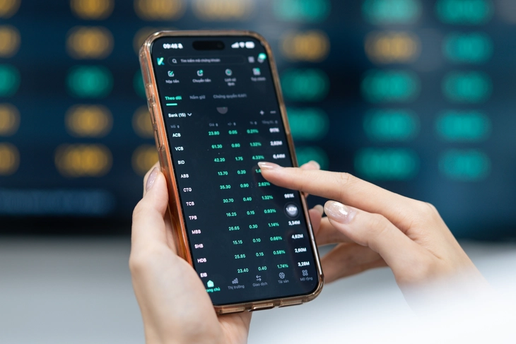 Sắc xanh lan tỏa nhưng VN-Index vẫn 'bốc hơi' gần 17 điểm - Ảnh 1.