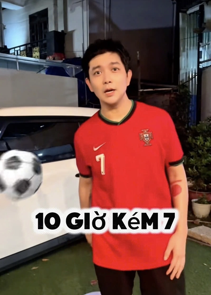 Video ca sĩ Tim dùng áo tuyển Argentina lau xe gây tranh cãi - Ảnh 1.