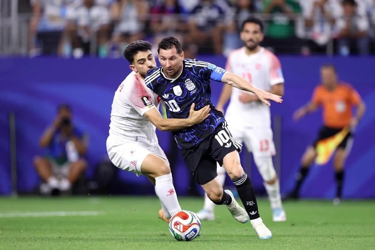 Bị loại khỏi World Cup, cầu thủ Jordan rủ nhau 'check in' với Messi - Ảnh 1.