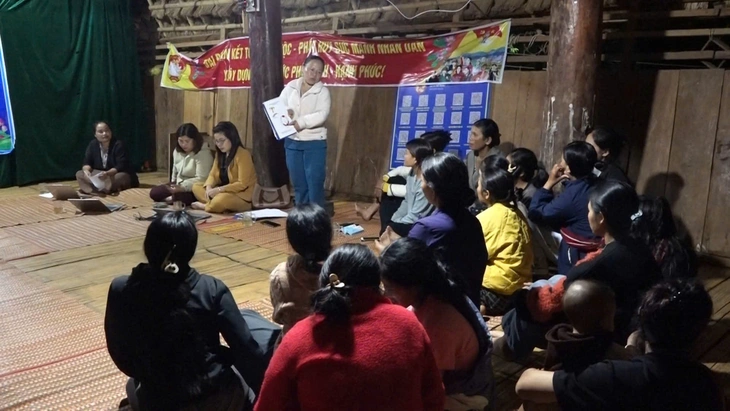 Đêm xuống, lãnh đạo xã ngồi bệt dưới nhà rông để 'lắng nghe phụ nữ nói' - Ảnh 3.