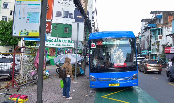 Miễn phí xe buýt từ 1-7: Cú hích cho giao thông công cộng - Ảnh 2.
