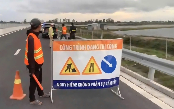 Phạt hơn 126 triệu đồng lái xe và đơn vị thi công vi phạm trên cao tốc Cần Thơ - Cà Mau - Ảnh 2.