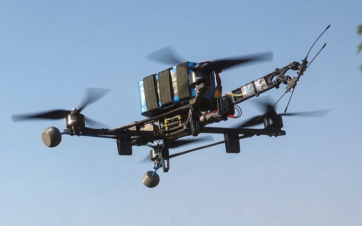 Xe tải Nga sơn họa tiết 'ảo ảnh' để đánh lừa UAV tích hợp AI của Ukraine - Ảnh 4.