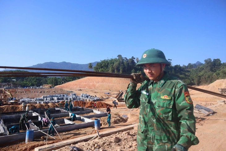 Bộ đội Quân khu 5 chạy đua xuyên ngày đêm xây trường nội trú biên giới Đà Nẵng - Ảnh 6.