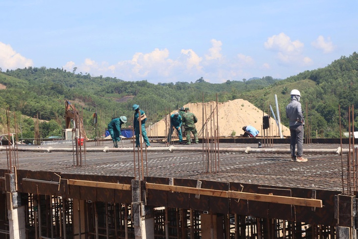 Bộ đội Quân khu 5 chạy đua xuyên ngày đêm xây trường nội trú biên giới Đà Nẵng - Ảnh 7.