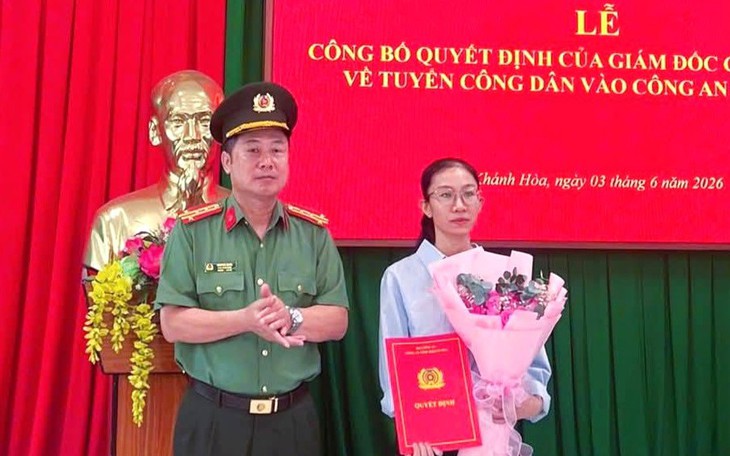 Trao bằng Tổ quốc ghi công cho thân nhân thiếu tá hy sinh trong lúc chống 'cát tặc' ở Khánh Hòa   - Ảnh 2.