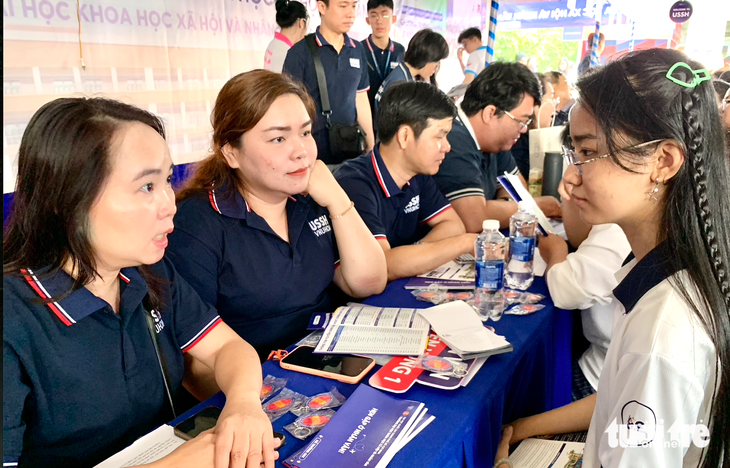 Trường ĐH Khoa học xã hội và Nhân văn TP.HCM nhận minh chứng xét tuyển từ ngày 3-6 - Ảnh 1.