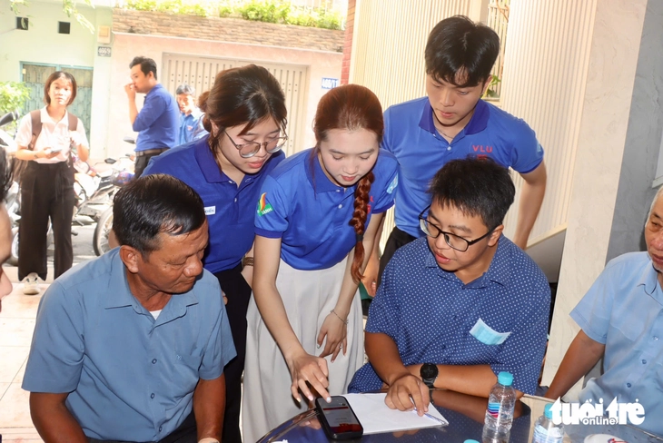 Đội hình ‘Mùa hè số’ hướng dẫn dùng ứng dụng số, đảng viên lớn tuổi rạng rỡ: Tôi mừng quá! - Ảnh 3.