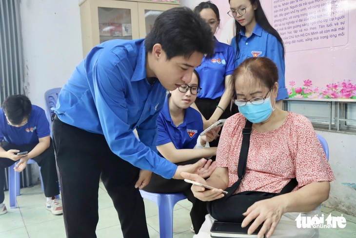 Đội hình ‘Mùa hè số’ hướng dẫn dùng ứng dụng số, đảng viên lớn tuổi rạng rỡ: Tôi mừng quá! - Ảnh 6.
