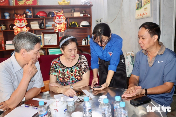 Đội hình ‘Mùa hè số’ hướng dẫn dùng ứng dụng số, đảng viên lớn tuổi rạng rỡ: Tôi mừng quá! - Ảnh 7.