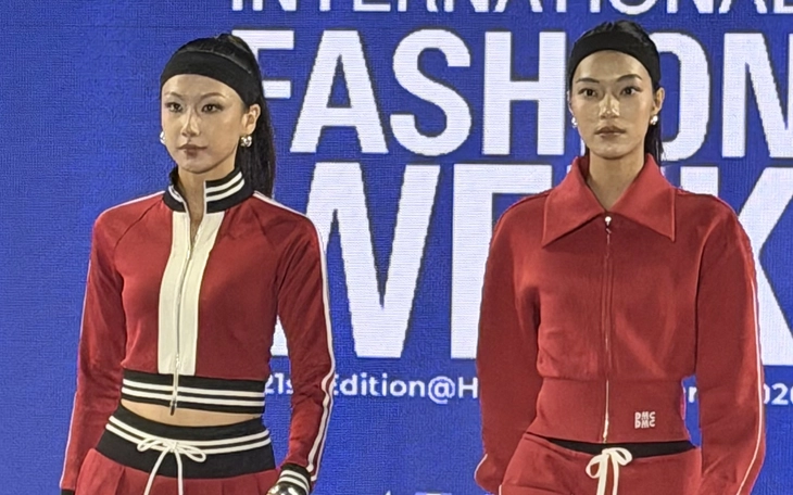 Tóc Tiên vừa hát vừa diễn vedette mở màn Tuần lễ thời trang quốc tế Việt Nam 2026 - Ảnh 3.