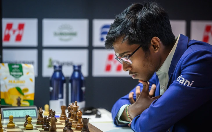 Thần đồng 20 tuổi hạ gục Carlsen và Vua cờ Gukesh chỉ trong 2 ngày - Ảnh 2.