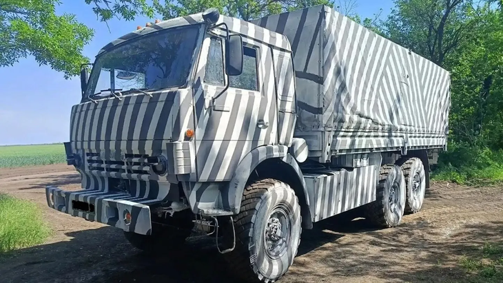 Xe tải Nga sơn họa tiết 'ảo ảnh' để đánh lừa UAV tích hợp AI của Ukraine - Ảnh 2.