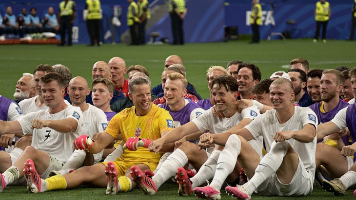 Xem Haaland chèo thuyền Viking ở World Cup - Ảnh 1.