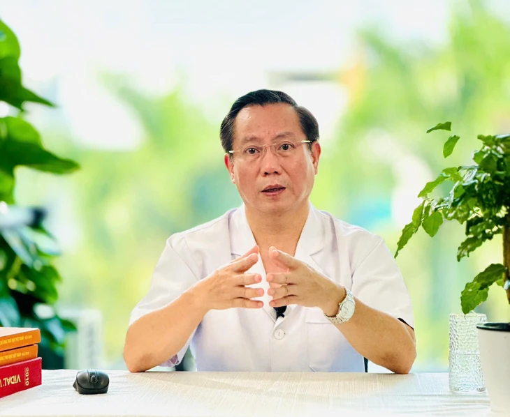 Chuyện bác sĩ thời đại số: Từ bàn mổ bước ra mạng xã hội - Ảnh 1.