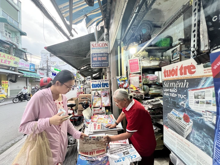 Xúc động trao nhau những 'tờ báo chia tay' - Ảnh 3.