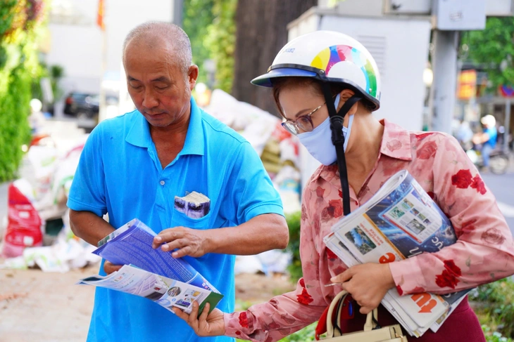 Xúc động trao nhau những 'tờ báo chia tay' - Ảnh 1.