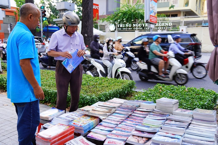 Xúc động trao nhau những 'tờ báo chia tay' - Ảnh 6.