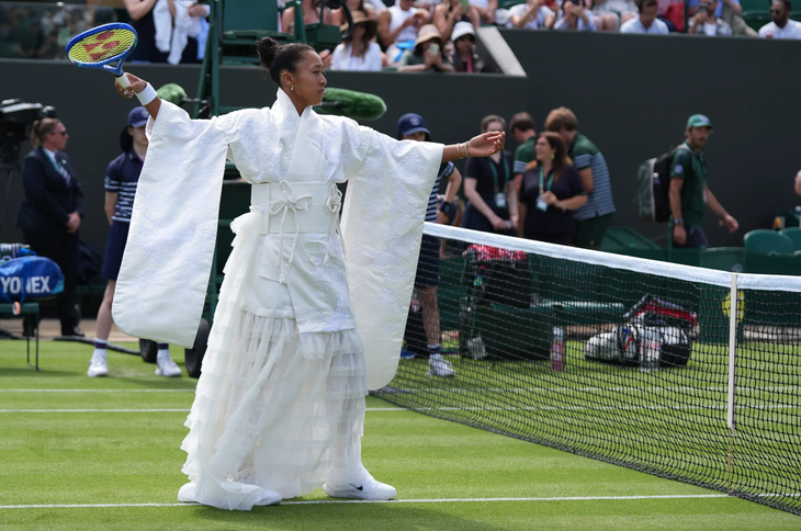 Naomi Osaka diện kimono trắng gây sốt ở Wimbledon 2026 - Ảnh 1.