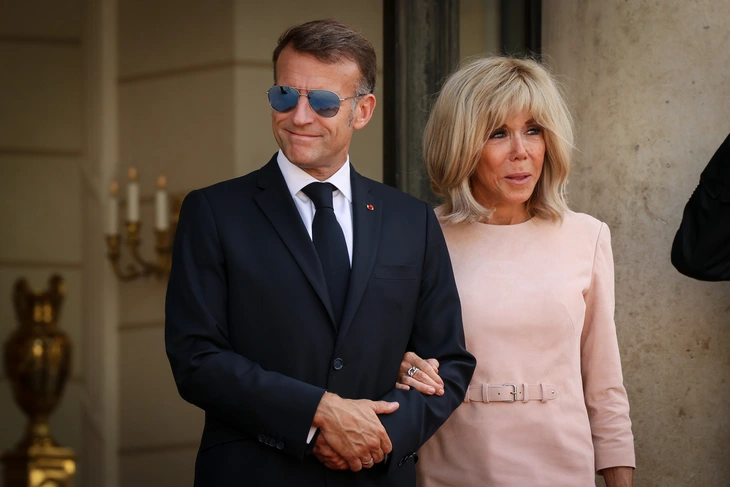 Ông Macron tái xuất với cặp kính từng gây sốt toàn cầu - Ảnh 1.