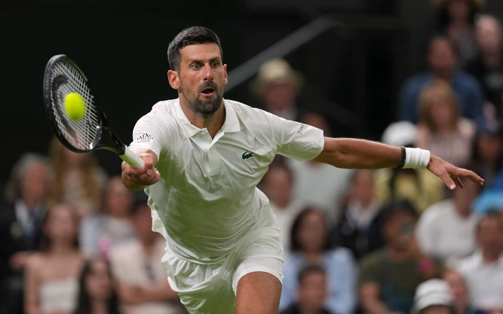 Djokovic trêu chọc cô bé nhặt bóng tại Wimbledon 2026 - Ảnh 2.