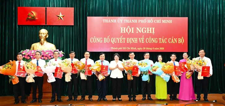 Phó Bí thư Thành ủy TPHCM Văn Thị Bạch Tuyết trao quyết định cán bộ - Ảnh 1.