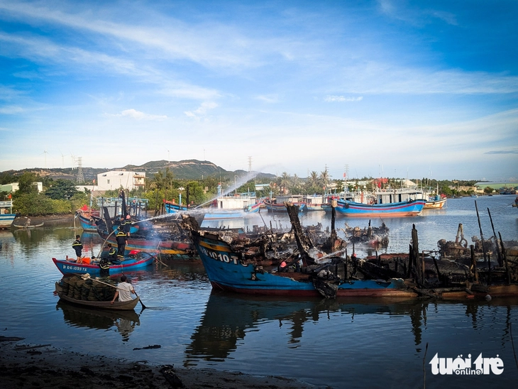 Vụ cháy tàu trên đầm Thị Nại: hỗ trợ khẩn cấp cho ngư dân - Ảnh 2.