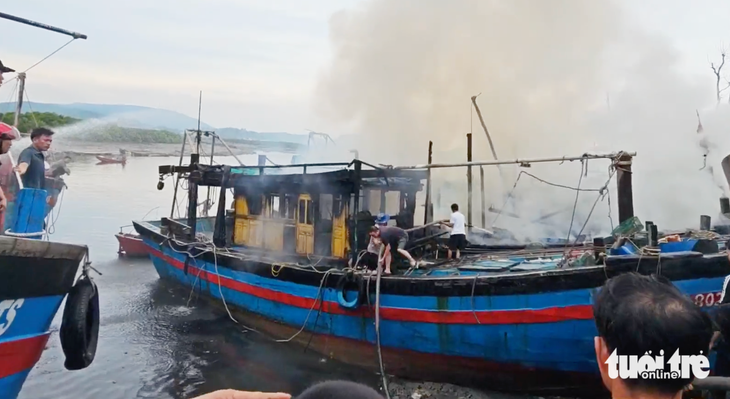 Cháy ba tàu cá đang neo đậu trên sông ở Nghệ An - Ảnh 3.