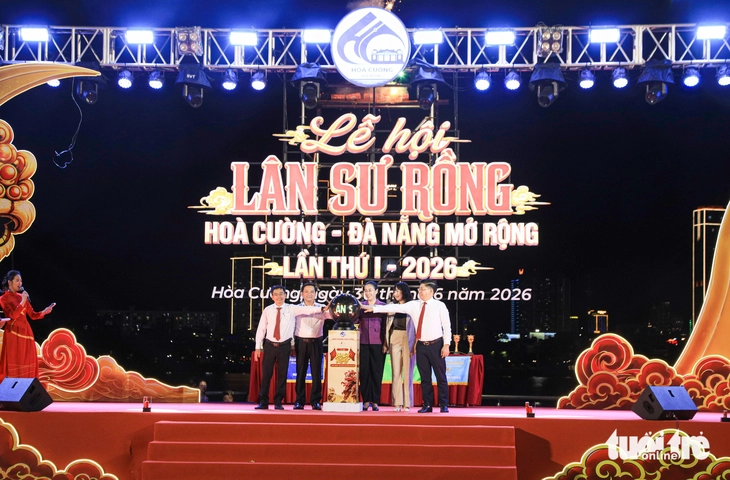 Hàng ngàn người đổ về phố đi bộ Bạch Đằng xem biểu diễn lân sư rồng - Ảnh 2.