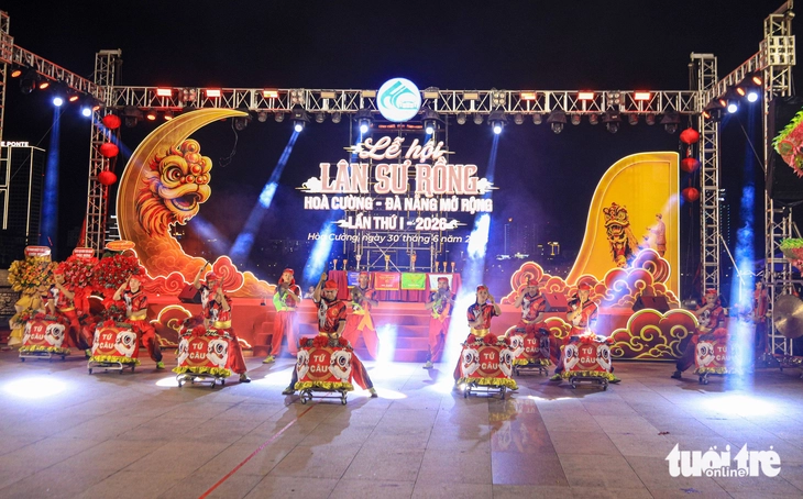 Hàng ngàn người đổ về phố đi bộ Bạch Đằng xem biểu diễn lân sư rồng - Ảnh 6.