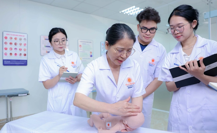 Điểm sàn đào tạo y khoa, giáo viên tăng mạnh - Ảnh 1.