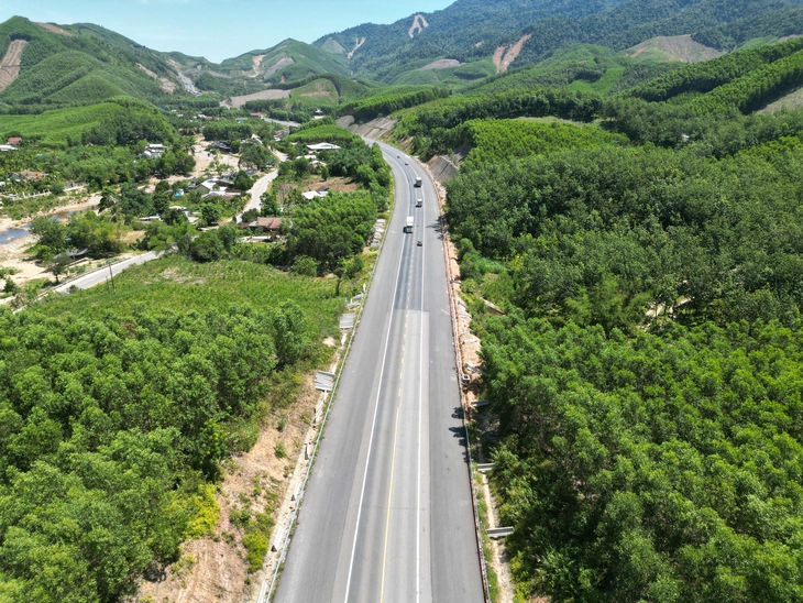 Cao tốc La Sơn - Hòa Liên cấm xe ô tô trên 9 chỗ, cho phép tốc độ tối đa chỉ 60km/h đến hết năm - Ảnh 1.