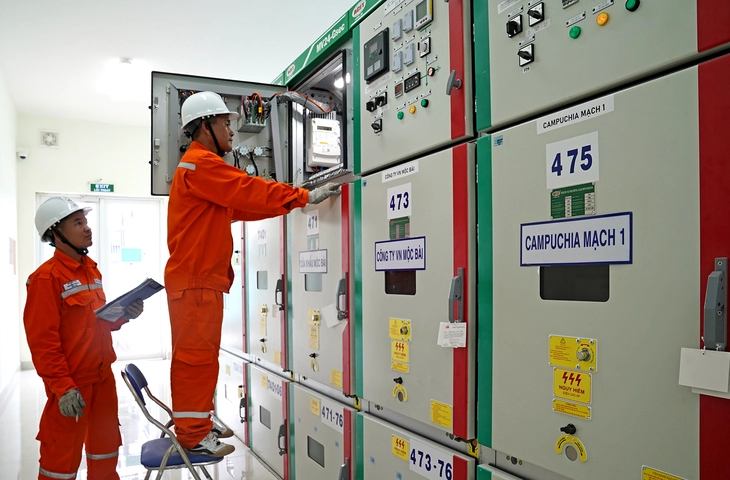 EVNSPC nỗ lực đảm bảo nguồn điện mùa nắng nóng - Ảnh 2.