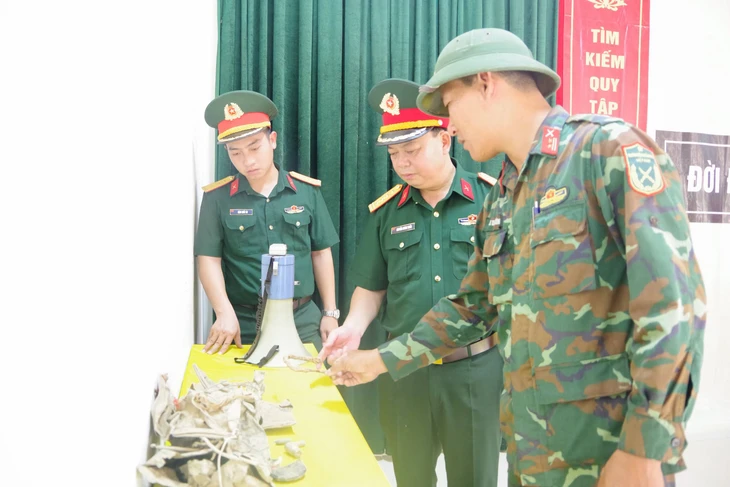 Phát hiện hài cốt liệt sĩ cùng vỏ đạn AK, cặp da... khi đào móng nhà - Ảnh 2.