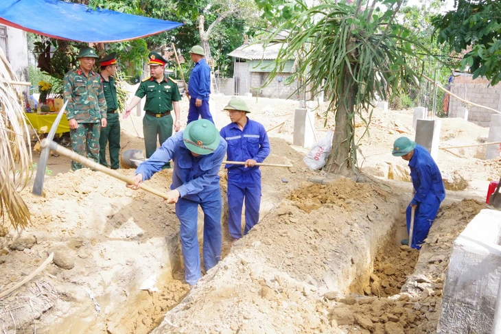 Phát hiện hài cốt liệt sĩ cùng vỏ đạn AK, cặp da... khi đào móng nhà - Ảnh 1.