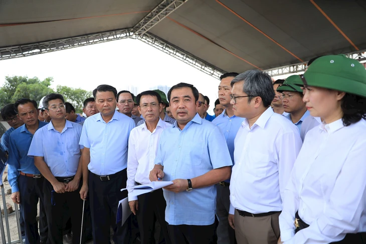 Bí thư Hà Nội chỉ đạo rà soát đề xuất xây tuyến đường trên cao kết nối nút giao Cổ Linh ra cao tốc - Ảnh 1.