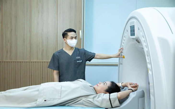Không phải cứ đau bụng, đau đầu là cần nội soi hay chụp CT, MRI - Ảnh 1.
