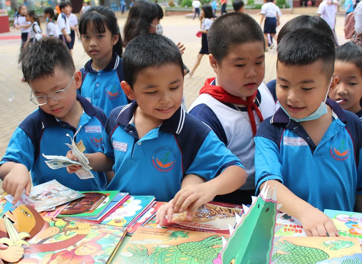 Không thể giao trẻ em cho mạng xã hội: 'Đừng để thuật toán nuôi dạy con mình' - Ảnh 2.