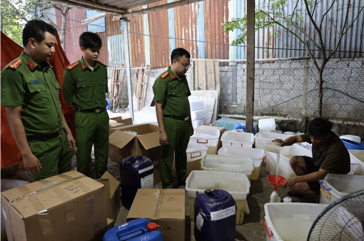 Triệt phá đường dây sản xuất sữa tắm dầu gội giả thương hiệu nổi tiếng, thu giữ 30.000 sản phẩm chờ xuất xưởng - Ảnh 1.