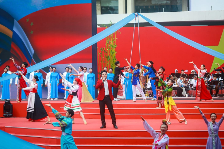 TP.HCM tổng duyệt lễ kỷ niệm 50 năm thành phố vinh dự mang tên Bác - Ảnh 6.