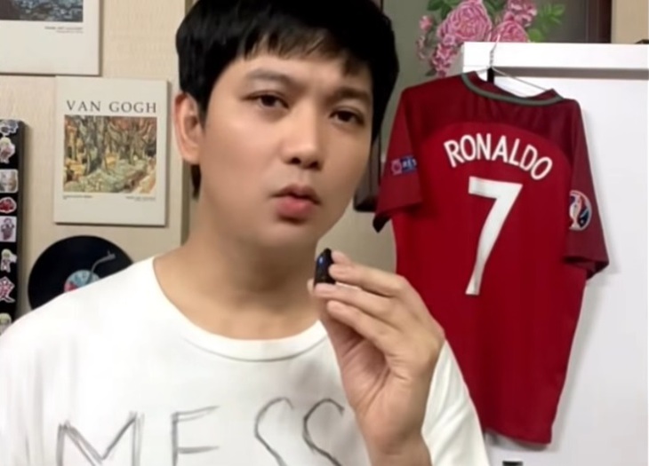 Ca sĩ Tim xin lỗi kiểu 'đổ thêm dầu vào lửa' sau vụ lấy áo Messi lau xe - Ảnh 1.