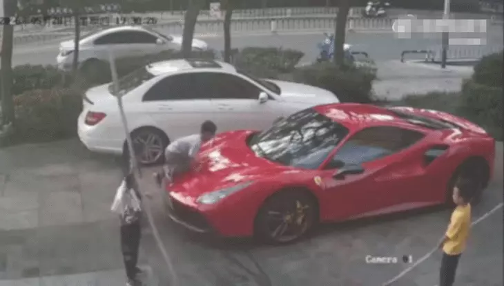 Xe Ferrari 14 tỉ bị trẻ biến thành cầu trượt, sửa mất trăm triệu, phụ huynh chỉ đền 20 triệu - Ảnh 1.