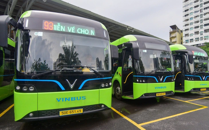 Đi khám bệnh bằng xe buýt: Nhiều tuyến đi ngang, dừng trước cổng bệnh viện  - Ảnh 2.