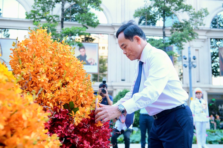 Lãnh đạo TP.HCM dâng hoa tưởng nhớ Chủ tịch Hồ Chí Minh dịp TP.HCM vinh dự mang tên Bác - Ảnh 4.