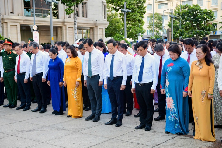 Lãnh đạo TP.HCM dâng hoa tưởng nhớ Chủ tịch Hồ Chí Minh dịp TP.HCM vinh dự mang tên Bác - Ảnh 1.