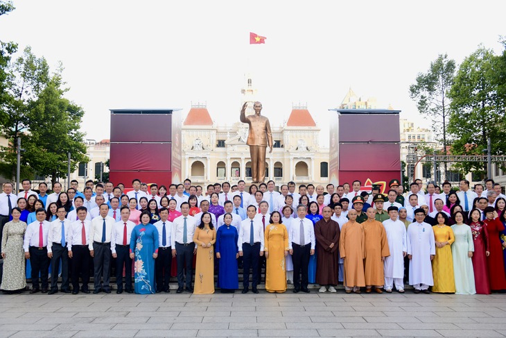 Lãnh đạo TP.HCM dâng hoa tưởng nhớ Chủ tịch Hồ Chí Minh dịp TP.HCM vinh dự mang tên Bác - Ảnh 3.